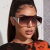 Marka klasik güneş gözlüğü moda açık yaz tasarımcısı trendy en çok satan toptan büyük çerçeve kadın perçin büyük boyutlu