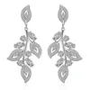 Boucles d'oreilles pendantes SLBRIDAL Prong Setting Cubic Zirconia Leaf Wedding Drop Earring Pin Bridal Bridesmaids Women Jewelry