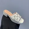 Rosa designer sandaler 4,5 cm chunky klack tofflor mode silver spänne dekoration kvinnors sko 35-42 med lådplattformshälskor 8,5 cm hög klackad sandal toffel