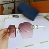 2022 Nya fashionabla solglasögon för kvinnor Tiktok Live TV -glasögon Cut Edge Anti UV Personliga ramlösa solglasögon två för en