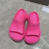 النساء الفاخرة Desingner Sandals أزياء النعال النسائية السميكة سلمن