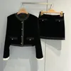 Vestidos de trabajo Estilo de primavera Ymiu Conjunto de terciopelo negro Abrigo de traje de moda ajustado con media falda de dos piezas para mujer