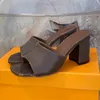 Pantofole da donna in rilievo nuovi sandali firmati di lusso passerella scarpe con plateau moda sexy tacchi grossi comodi appartamenti in pelle scarpe casual classiche estive 36-41