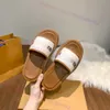 2023 Bayan Tasarımcı Vintage Terlik Lady Moda Mektubu Bur Slaytlar Lüks Yaz Bayanlar Flip-Two Flip-Two Kauçuk Damalı Baskı Sandal Plaj Ayakkabıları