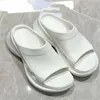 النساء الفاخرة Desingner Sandals أزياء النعال النسائية السميكة سلمن