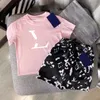 AAA Design Summer Clothing Sets Boys T-Shirt Cartoon Print Print Designer Clords Girl Sports من قطعتين جولة عنق السراويل القصيرة 2-13 سنة