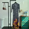 Casual Dresses Miyake Pleated Leopard Print Motifs Fashion Design High Stretch Women Style Långärmad a-line V-Neck-sommar