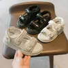 Sandaler Nya sommarbarn Sandaler Nyfödda spädbarn First Walkers Baby Boys Girls Sport Shoes Casual Soft Bottom Non-Slip Baby Beach Sandaler R230529