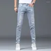 Męskie dżinsy Summer Modne koreańskie projektanty Elastery Raped Hole Blue Dżins Stylish Slim Fit Thin Chify dla mężczyzn