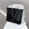 Nova bolsa de cadeia de malha de impressão branca clássica com fita clássica de bolsa de viagem de praia feminino saco de lavagem de maquiagem cosmética Case de malha de armazenamento