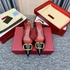 Marka yaz kadın yüksek topuk sandalet v perçinler tasarımcı rugan altın üçlü siyah kırmızı kadın moda sandalet parti düğün 35-44