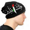Basker palestina arabiska kalligrafi namn med palestinsk flaggkartor motorhuv hattar gata stickad hatt vinter varma skallier mössor