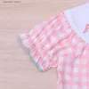 Rompers 0-3t新生児の女の赤ちゃんの服ピンクの格子縞の漫画靴刺繍夏のワンピースボディスーツ2023 Hot T230529