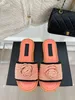 Слайды Дизайнерские тапочки Женщины, перекрывающие C Camellia вязаные сандалии.