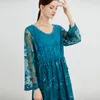 Casual klänningar Retro Spring and Summer Female Hook Flower Hollow Dress Loose Show Thin Temperament Minskar åldersspetsbroderi Mid