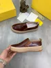 Men Casual Schuh Beach Graphy schwarzes Leder mit breiten Crossover -Bändern aus schwarzer Lederverzierung Metallschriftenschuhen