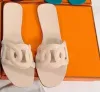 Beroemde Sandalen Strand Klassieke Flats Luxe Designer Dames Slippers Zomer Dames Cartoon Big Head Slippers Leer Badmode Damesschoenen Groot