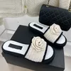 القناة المتشابكة C slippers womens أبيض أسود كاميليا شرائح صندل الكشمير المنسوجة زهرة متماسكة البغال القش lambskin منصة التقليب انزلاق espadrilles