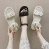 Sandały Komemore Kobiety Roman Wedge Średni pięta Kobieta Summer Flat 2023 Sandal Elegancki biały gruby dolny środek