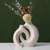 Vase 2PC Nordic Style Ceramic Vase Hollow Donutsホームオフィス用の植木鉢インテリアデスクトップ装飾アクセサリー