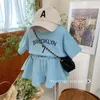 Kläder sätter barnflickors sommardräkt fashionabla senaste barns korta ärm t-shirt shorts två bitar baby kläder