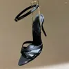 Sandalias negras con punta en pico y cadena de tacón alto de aguja con un cinturón abierto, zapatos de tacón para fiesta para mujer, zapatos de verano para mujer