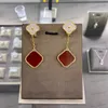 Diseñador de moda Pendientes Mujeres Niñas Flor de lujo Perla 925 Aguja de plata Oreja Joyería Negro Verde Blanco Rojo 4/Trébol de cuatro hojas Pendiente de dijes 18K chapado en oro