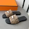 Läder mitt häl damer sandaler tofflor designer mode kvinnor plattskor gummi ensam sommarstrand charm hög klackar kontor avslappnade tofflor