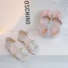 Sandali Sandali per ragazze per spettacoli di nozze per feste Open-toe Bambini Fiocco e coniglietto Perle carine Moda per bambini Mary Janes Versatile R230529