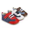 Primeiros caminhantes nascidos sapatos de bebê meninos tênis de tênis de cenas de design de design infantil tênis de solas macias