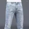 Jeans da uomo Estate alla moda Designer in stile coreano Foro strappato elasticizzato Denim blu Elegante fidanzato sottile da uomo