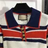 Moda damskie Knit Tie krótkie rękawy Swatery projektant Top Litted Metal Button Trime Polo Kołnierz Paski Patchwork Skiewka Letni oddychający dzianinowe ubrania