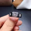 Klusterringar 2023 Sparkling Moissanite Ring för män Real 925 Silver 8 8mm Size Gem Birthday Present Shiny Better Than Diamond Strong Power