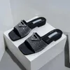 Vrouwen slippers voor luxe strass silon sandalen zomer glijbaan dames strand sexy dikke hakken klassieke p sandaaldriehoek lage hiel slipper