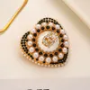 Rostfritt stål Luxurys Desinger Brosch Women Rhinestone Pearl Letter Suit Pin Dekoration Högkvalitativ modesmycken Kläder Tillbehör ZG2380