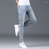 Jeans da uomo Estate alla moda Designer in stile coreano Foro strappato elasticizzato Denim blu Elegante fidanzato sottile da uomo