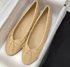 Designer klänningskor kohude brev läder loafer bow ballet dansskor mode kvinnor svart platt båt sko dam tramp lata loafers stor storlek 34-42