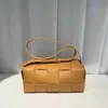 2023 primavera/verano nuevo bolso de axila de punto de piel de vaca Color caramelo un hombro pequeño bolso cuadrado de alta calidad pequeño bolso de mujer Popular 230529