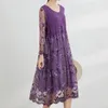 Casual klänningar Retro Spring and Summer Female Hook Flower Hollow Dress Loose Show Thin Temperament Minskar åldersspetsbroderi Mid