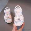 Sandaler Barnstrand sandaler Little Girls Rhinestone Princess Shoes Kids Läder Non-Slip Plat Wedding Sandals