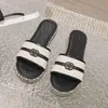 2023 Moda de luxo Casual Casual Channel Slippers de verão para homens e mulheres Multi-Color Platform Wedge Sandals Beach Shoes VGV