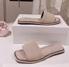 Sandálias frisadas de uma linha para mulheres usando novos chinelos de couro feitos à mão para roupas de verão, elegantes e versáteis, sapatos baixos de dedo aberto de praia com strass