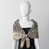 Halsdukar 1 st 100x100 cm kvinnor mode europeisk amerikansk stil liten halsduk leopard tryck kvadratfjäder kvinnlig dekorativ sjal