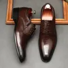이탈리아 남자 드레스 신발 진짜 송아지 가죽 검은 갈색 수제 뾰족한 발가락 우즈 업 브로그 옥스포드 웨딩 신발 남자를위한