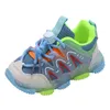 Sapatos esportivos First Walkers Boys com luzes nova malha respirável sapatos casuais infantis sola macia antiderrapante e resistente ao desgaste sapatos de caminhada para bebês 221011