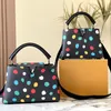 Designer väska Tygväskorna högkvalitativa kvinnor handväskor med polka dot mönster lyxiga axelpåsar mjuka läder crossbody väskor nya messenger väska präglade kopplingspåsar