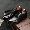 Hommes italiens chaussures habillées en cuir de veau véritable noir marron printemps automne bout pointu à lacets Brogue oxford chaussures de mariage pour hommes