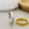 Diseñador de joyería, pulsera, collar, anillo, antigua estrella pentagonal de color ahuecada para parejas masculinas y femeninas, el mismo par de anillos.