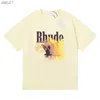 T-shirts pour hommes Marque de mode 23ss Rhude Gradient Color Bird Printing T-shirt à manches courtes pour hommes et femmes High Street Loose Half-sleeved Shirt L230520