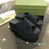2021 pantofole da donna calde sandali diamante lucido popolare decorazione in cristallo fondo spesso di lusso comodo morbido logo in bianco e nero a due colori